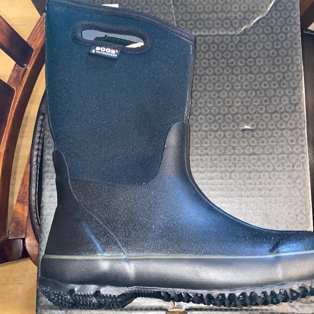 Kids Bogs Size 5 youth (big kids) NIB black